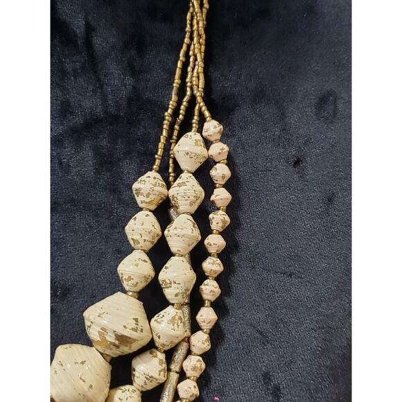 Teng Yue Women's Multistrand Shell Bead Statement Stylish Necklace - Picture 2 of 6